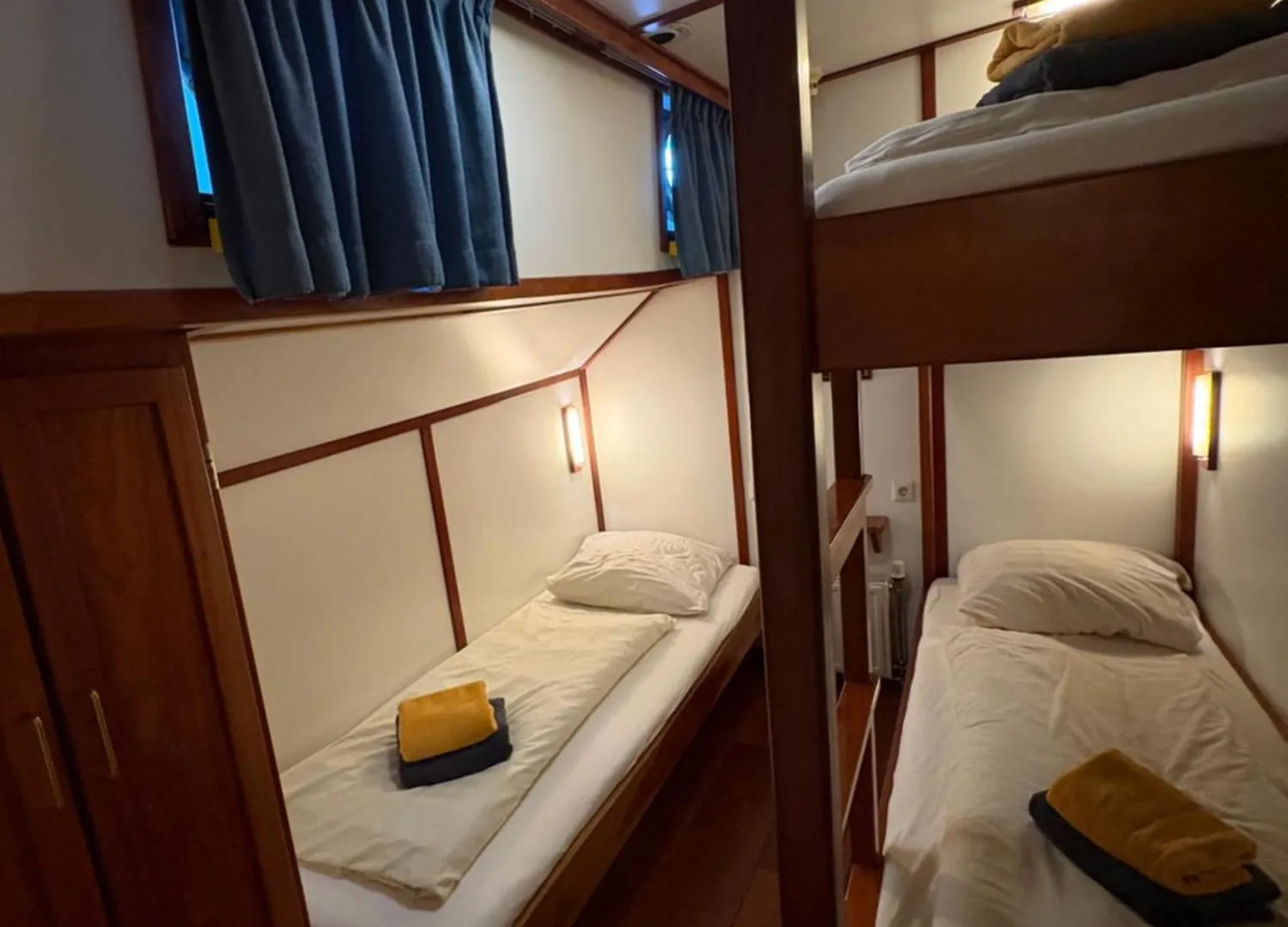 Hotelboot Zwaan Amsterdam