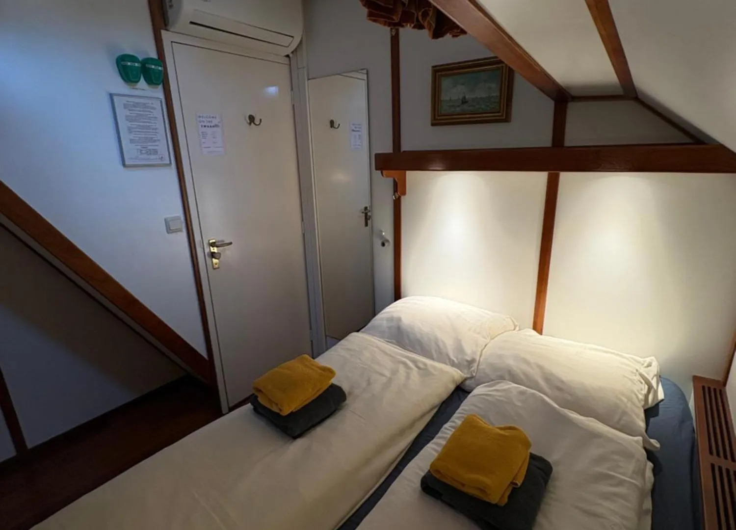 Hotel Hotelboot Zwaan Amsterdam Netherlands